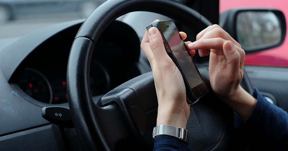 Un șofer străin a doborât doi stâlpi și a speriat un pieton după ce și-a scăpat telefonul.