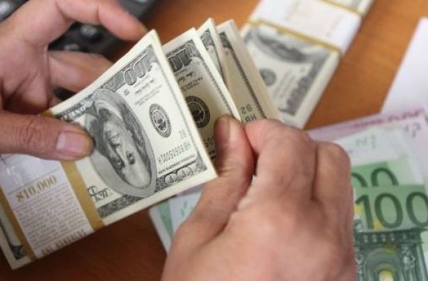 Pentru maine, Banca Nationala a stabilit un curs oficial de 18 lei un ban si de 20 de 41 de bani.