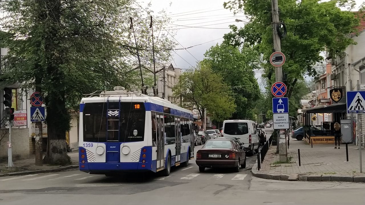 Столичные водители игнорируют запрещающие знаки на улице Пушкина.