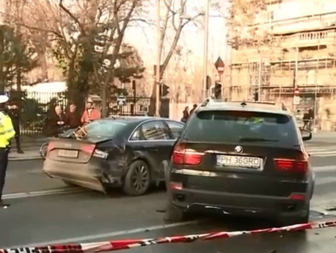 Un șofer a făcut un accident cu 4 mașini, în timp ce își bătea iubita la volan. 