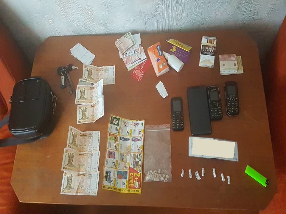 В квартире жителя столицы нашли крупную партию наркотиков.