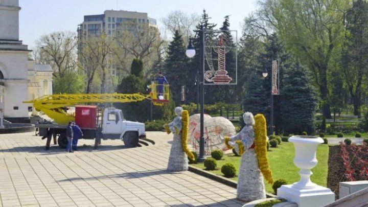 Сквер Кафедрального собора столицы украсили к Пасхе.
