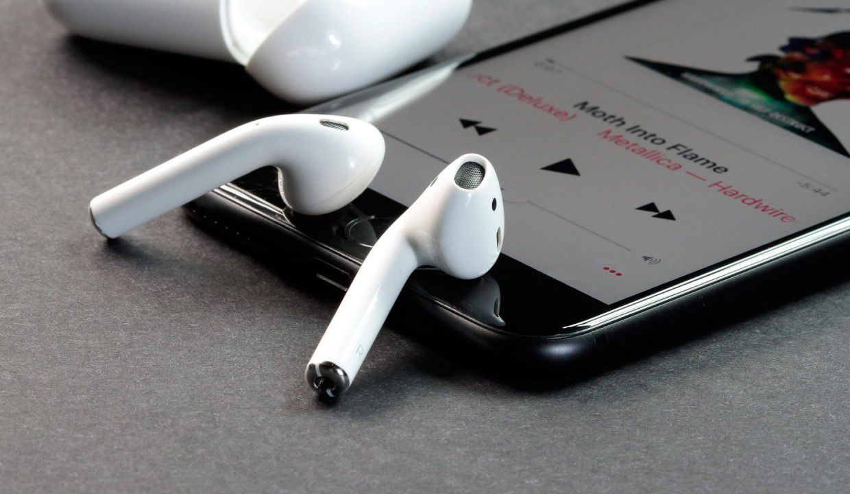 Apple запретила пользователям искать потерянные наушники AirPods.
