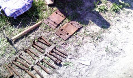 Doi bărbaţi au fost reţinuţi în flagrant de o echipă de patrulare în timp ce furau metal de pe liniile de cale ferată.