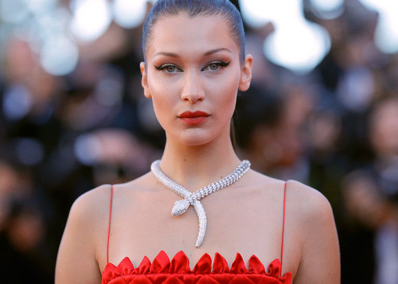 Bella Hadid, „certată” cu sutienul. Și-a arătat sfârcurile în public. Foto: click.ro