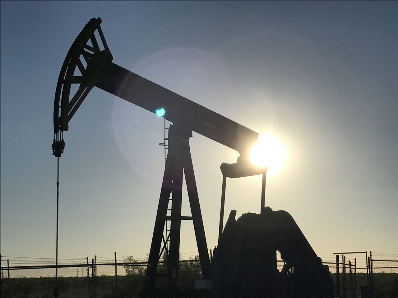 США распечатают стратегический запас нефти из-за урагана "Харви".