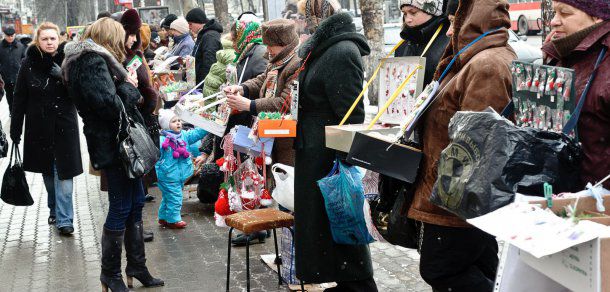 În sectoarele oraşului Chişinău vor fi autorizate locuri pentru comercializarea suvenirelor, mărţişoarelor şi florilor de grădină. Foto: deschide.md