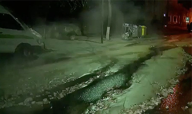 На место прибыли рабочие Apă Canal и остановили воду.