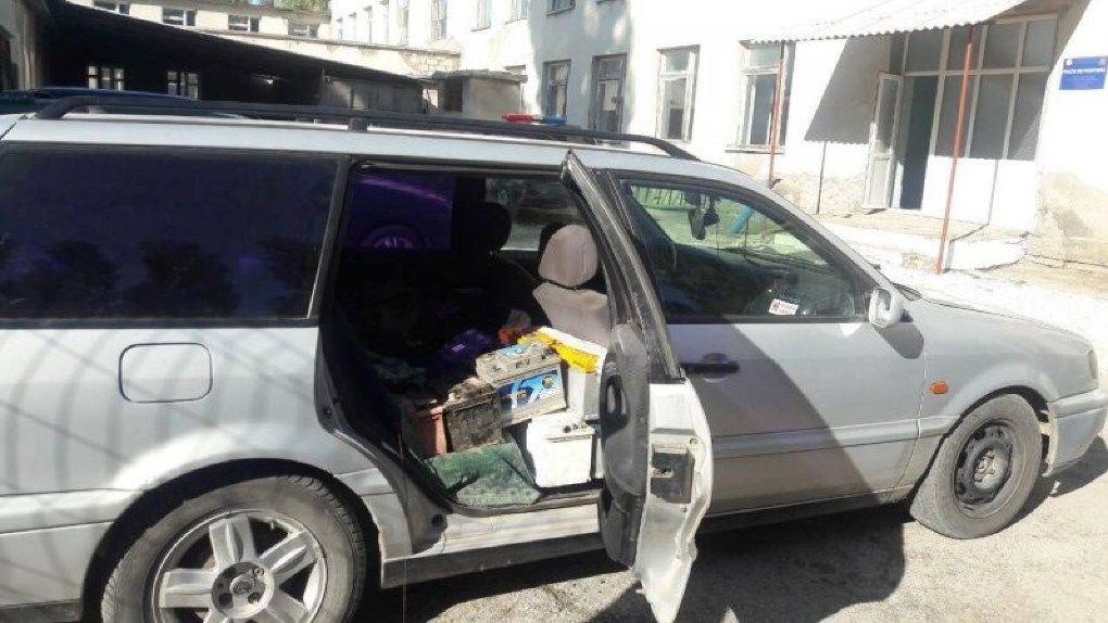 Narghilea și acumulatoare uzate, transportate ilicit de moldoveni. Foto: border.gov.md