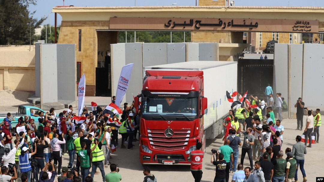 Un convoi de 100 de camioane cu ajutor umanitar, jefuit în Fâșia Gaza.