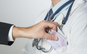 Fiecare al doilea moldovean a mituit un doctor pentru a primi servicii de calitate.