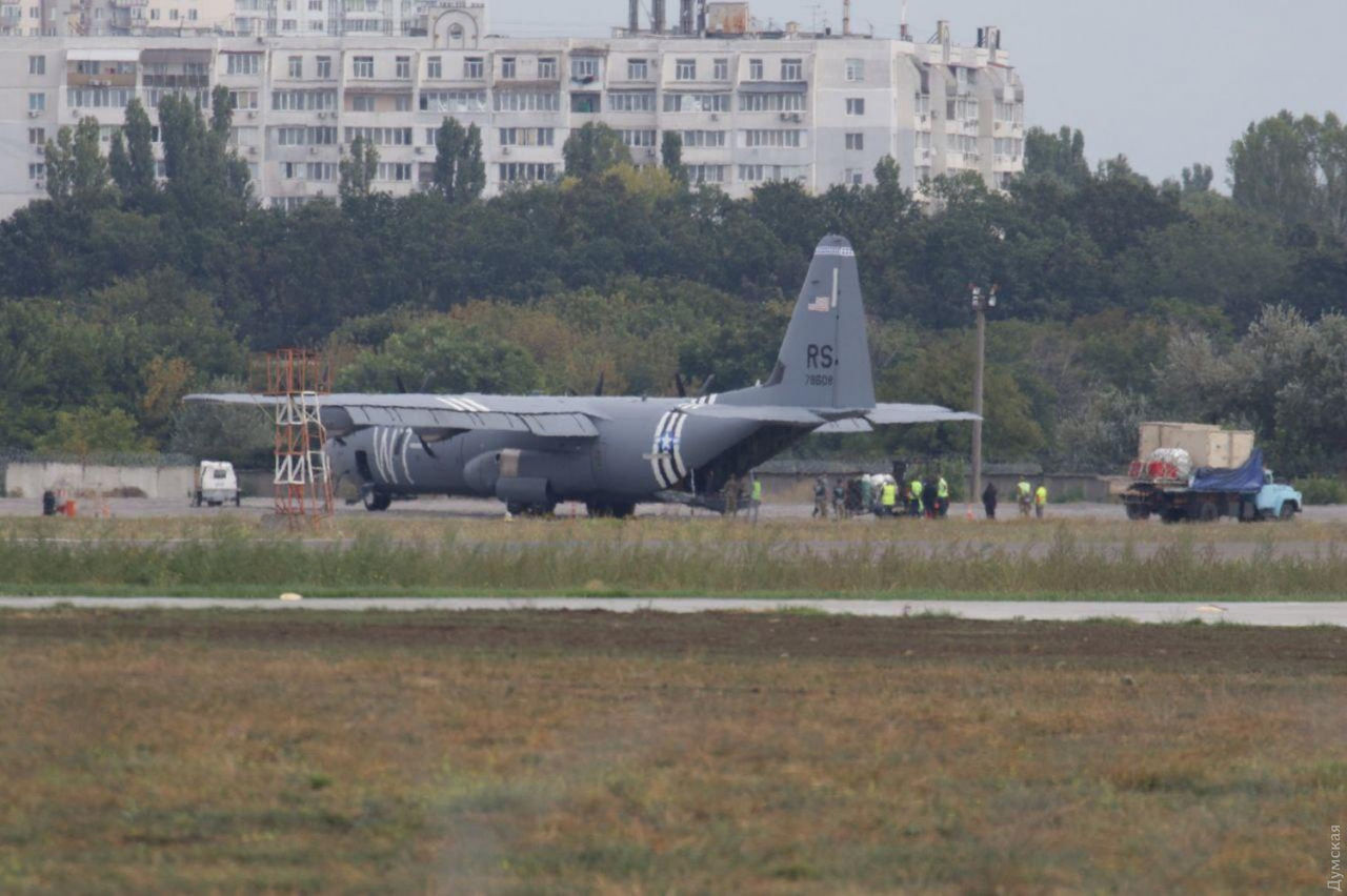 В Одессе совершил аварийную посадку самолет ВВС США.