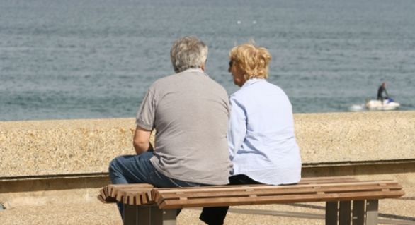 Procesul de îmbătrânire a populaţiei este mai avansat în mediul rural, unde persoanele în vârstă de peste 60 ani reprezintă 16,4% din totalul populaţiei rurale.