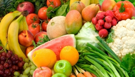 Feerie de culori în pieţe! Tarabele sunt doldora de fructe şi legume de sezon.