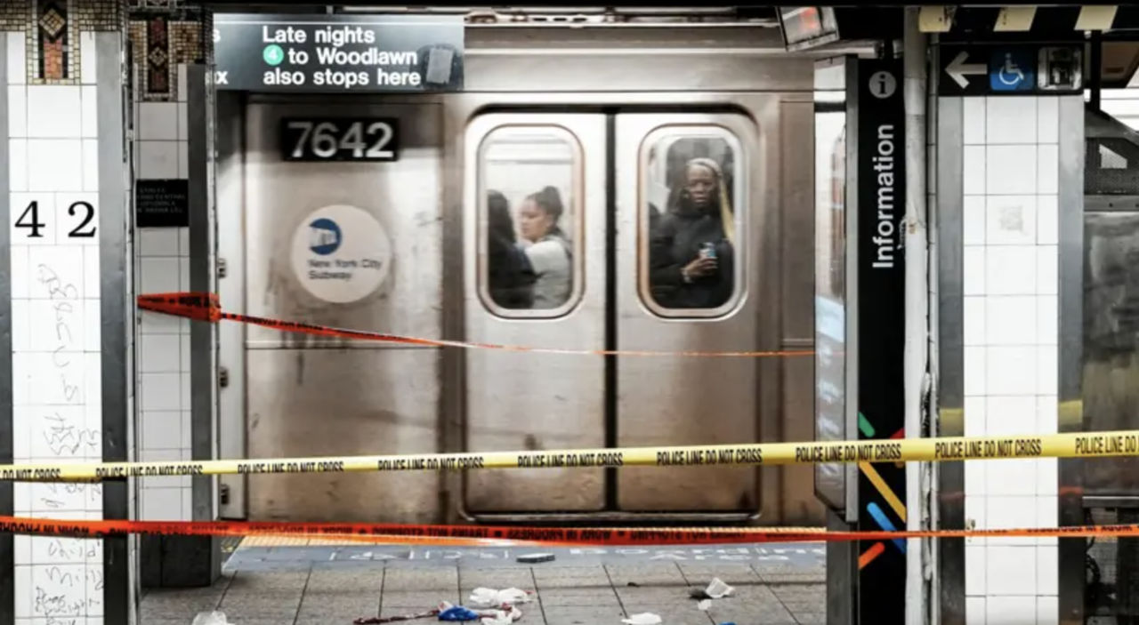 Un bărbat înarmat cu o macetă a rănit trei persoane în zona Gării Centrale din New York.