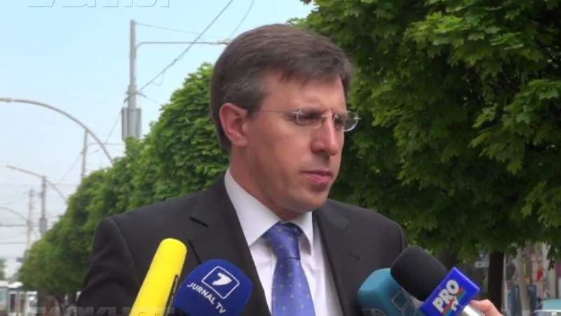Генпримар Кишинева Дорин Киртоакэ не видит ничего страшного в провале троллейбуса в траншею.