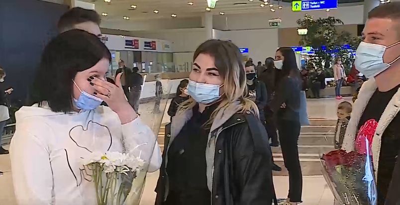 В столичном аэропорту встречали рейс из Тель-Авива со слезами на глазах.