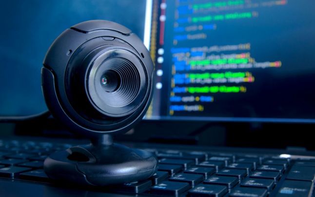 Poţi fi spionat în propria casă, cu acordul tău, fără să ştii asta. 