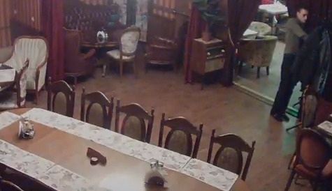 Промышляющий в столичных ресторанах вор попал на видео.