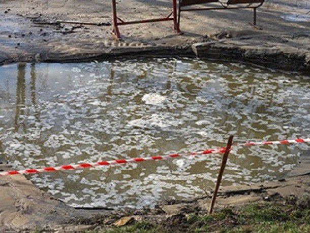 Прорыв трубы стал причиной потопа на Чеканах.