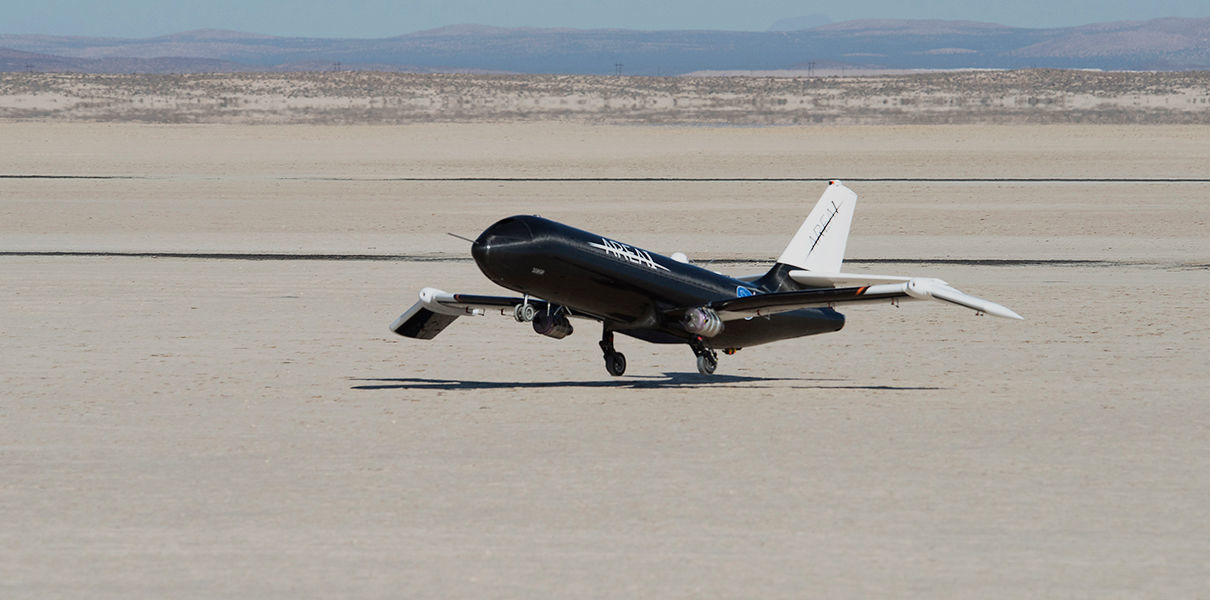 NASA и Boeing разрабатывают самолет со складным крылом.