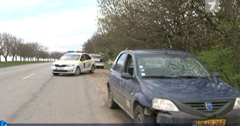 Полиция разыскивает троих преступников, напавших на таксиста и угнавших его автомобиль.