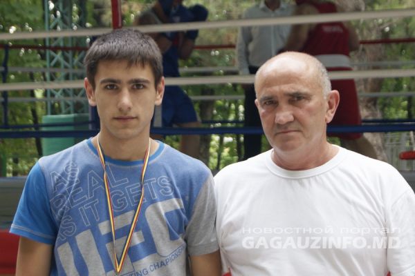 Тренер по боксу Шерали Тургунов доволен выступлением своего воспитанника.