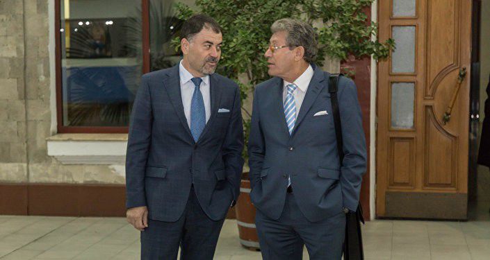 Лидер ЛП, при этом, отказался называть имена тех депутатов, которых, якобы, пытался подкупить Шалару.