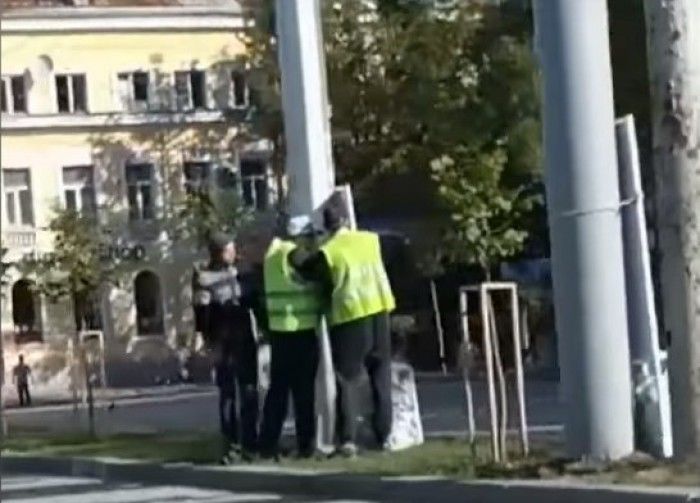 Trei indivizi, suprinși în timp ce instalează urnele mobile cu mesaje denigratoare. Foto: unimedia