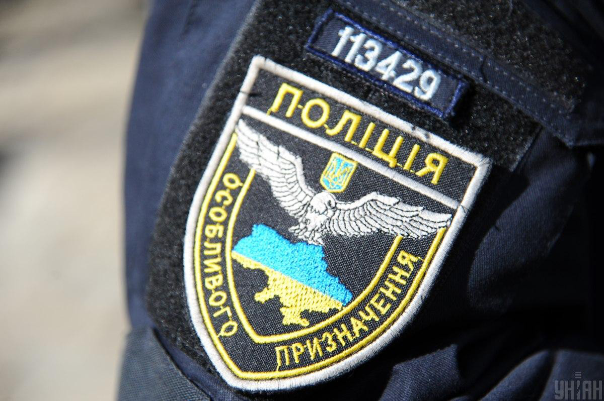 Полиция Украины просит граждан сообщать о подозрительных лицах с красными элементами на одежде.