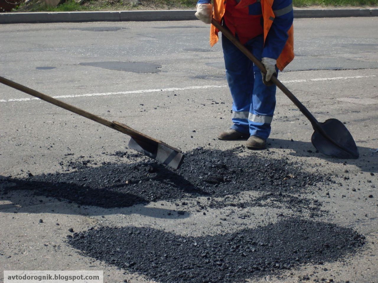 Все работы по городской улице Калинина планируется завершить до конца октября. Фото: luganews.com.