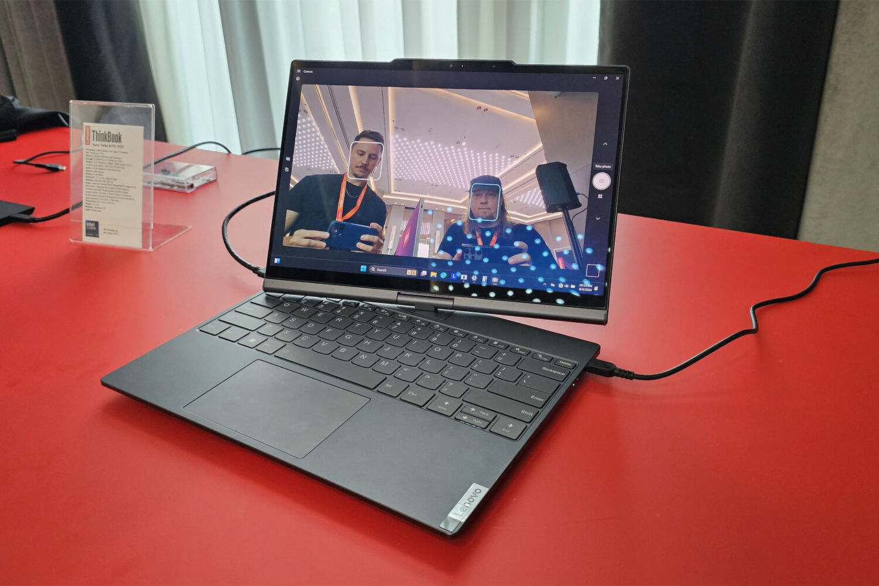 Lenovo a creat un laptop cu ecran rotativ automat care te poate urmări.