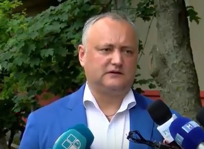 Президент Молдовы Игорь Додон вместе с супругой проголосовали 3 июня на выборах.