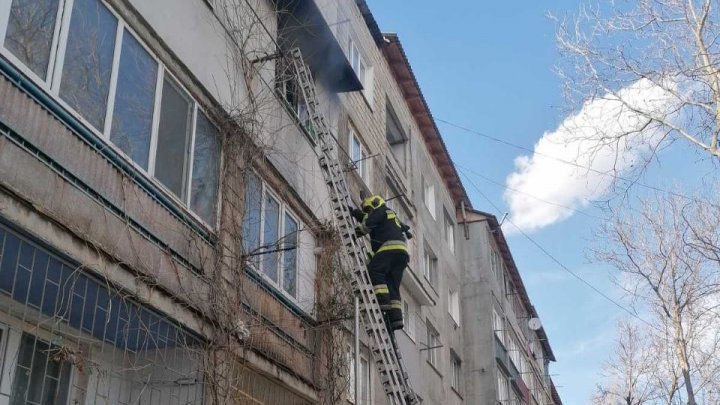 Пожар в многоэтажке Оргеева: спасатели эвакуировали жильцов дома.