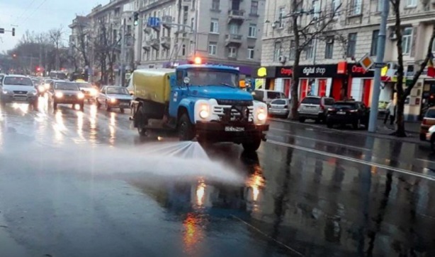 На улицах Кишинева идет генеральная уборка.