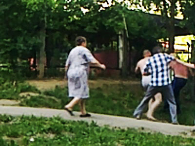 Se pare ca scena s-a produs in fata unor copiii, acestia auzindu-se cum striga speriati.