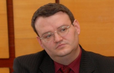 Salariul Heraldistului de Stat este echivalent cu salariul unui șef de secție din cadrul Aparatului Președintelui.