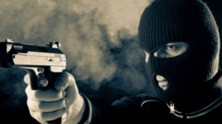 Un actor american distribuit în rolul unui hoţ a fost cât pe ce să fie împuşcat pe platoul de filmare. Poliţiştii au crezut că se pregăteşte să jefuiască o bancă.