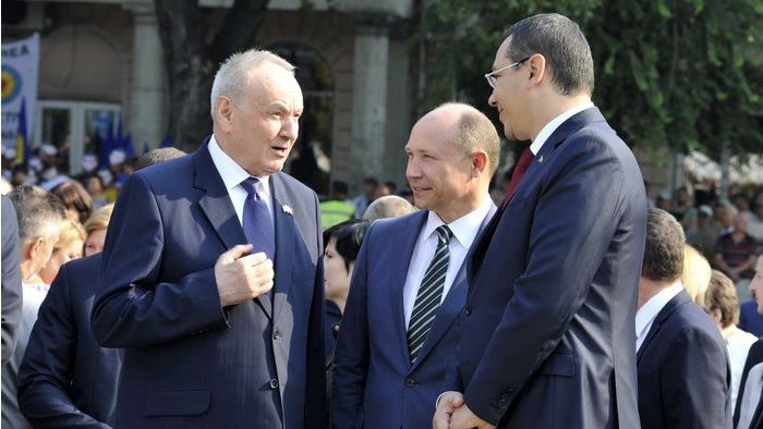 «Я доверяю президенту. Он у нас не очень говорливый, но очень мудрый человек», — считает и. о. председателя ЛДПМ Валерий Стрелец.