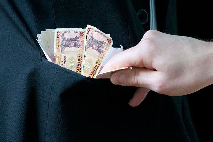 Задержанные по подозрению в коррупции преподаватели признали свою вину.