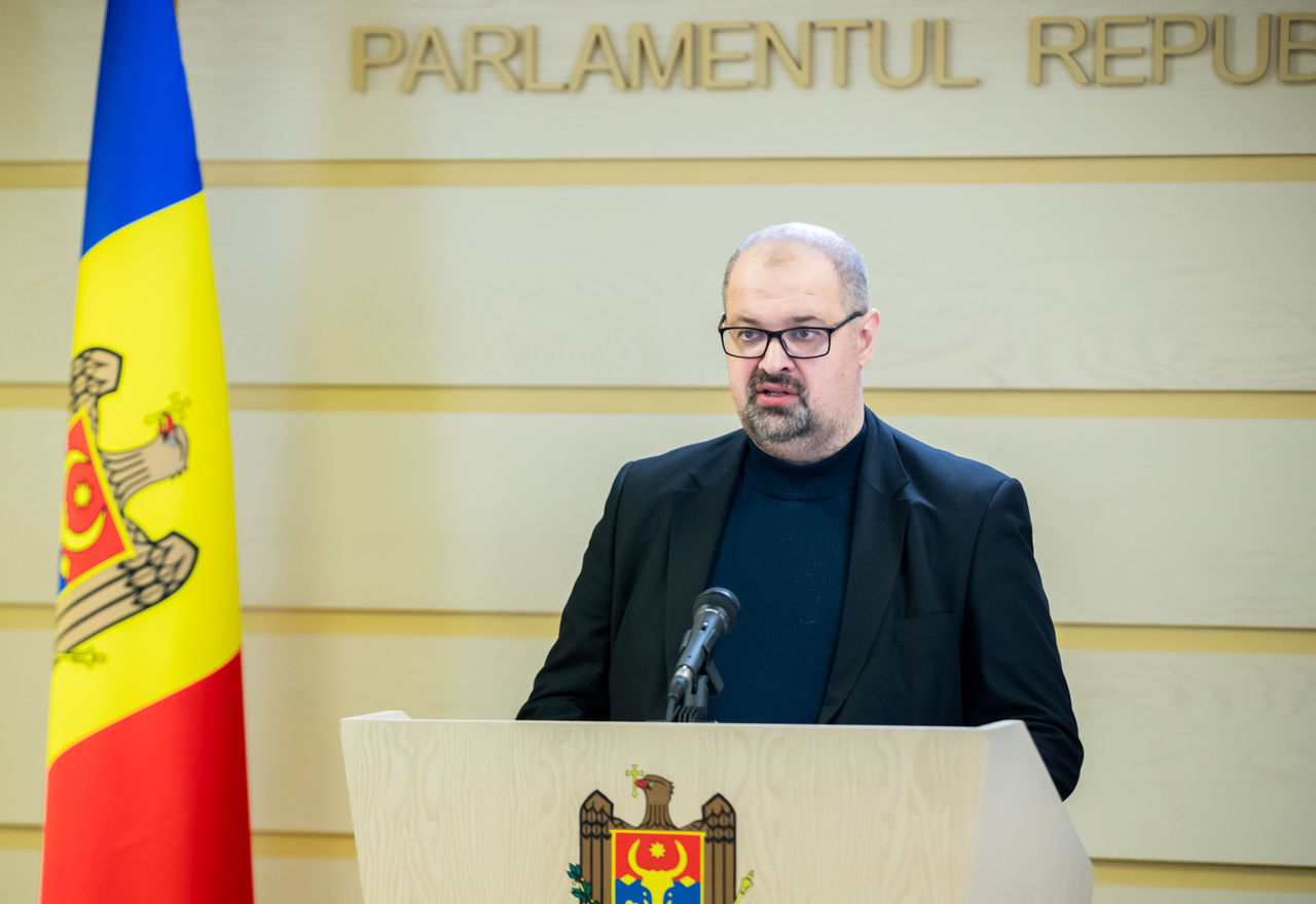 Лебединский об образовании: Ситуация выходит из-под контроля, а министерство бездействует.