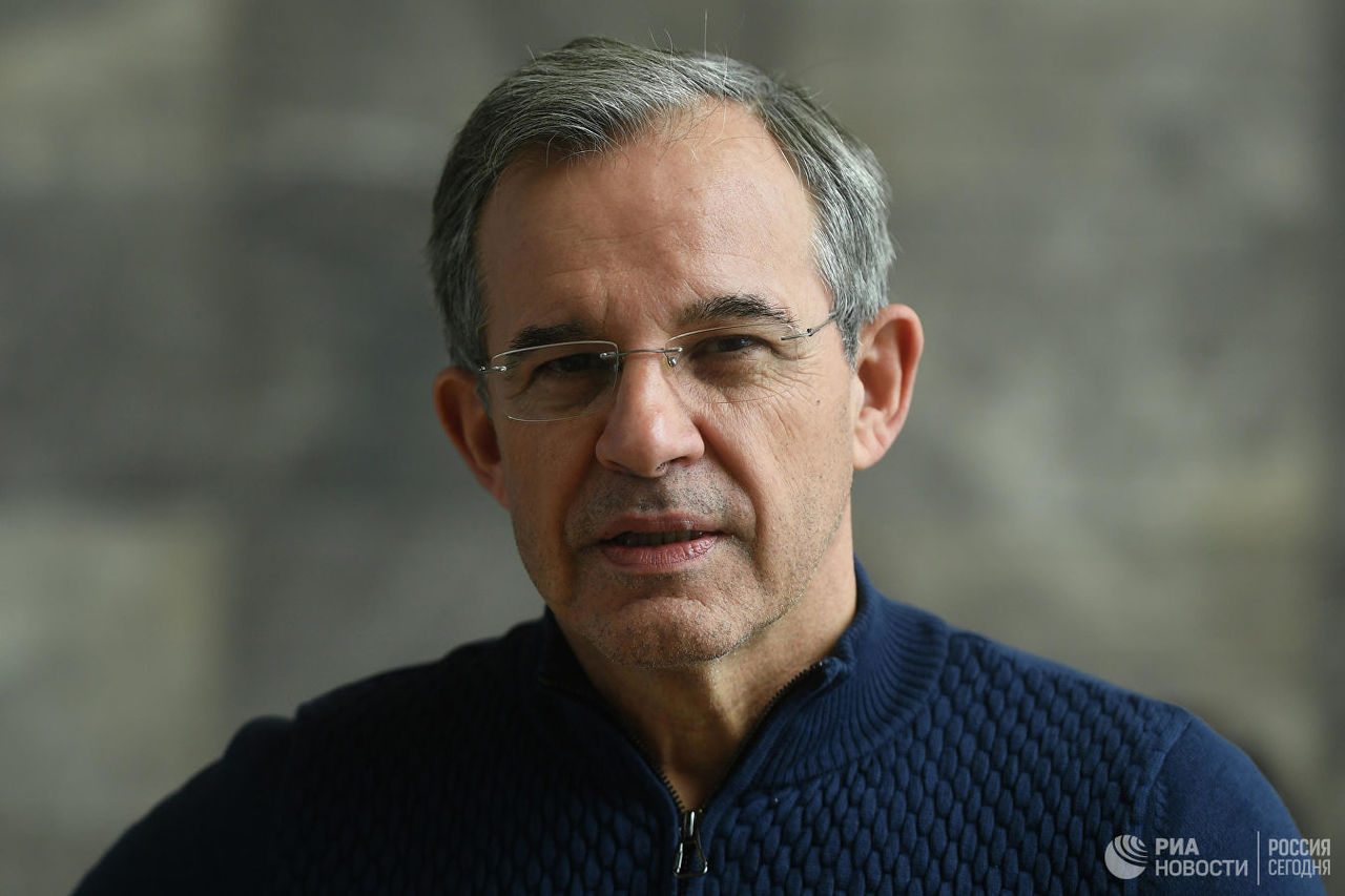 Французский политик назвал итоги выборов в ЕП личным поражением Макрона.