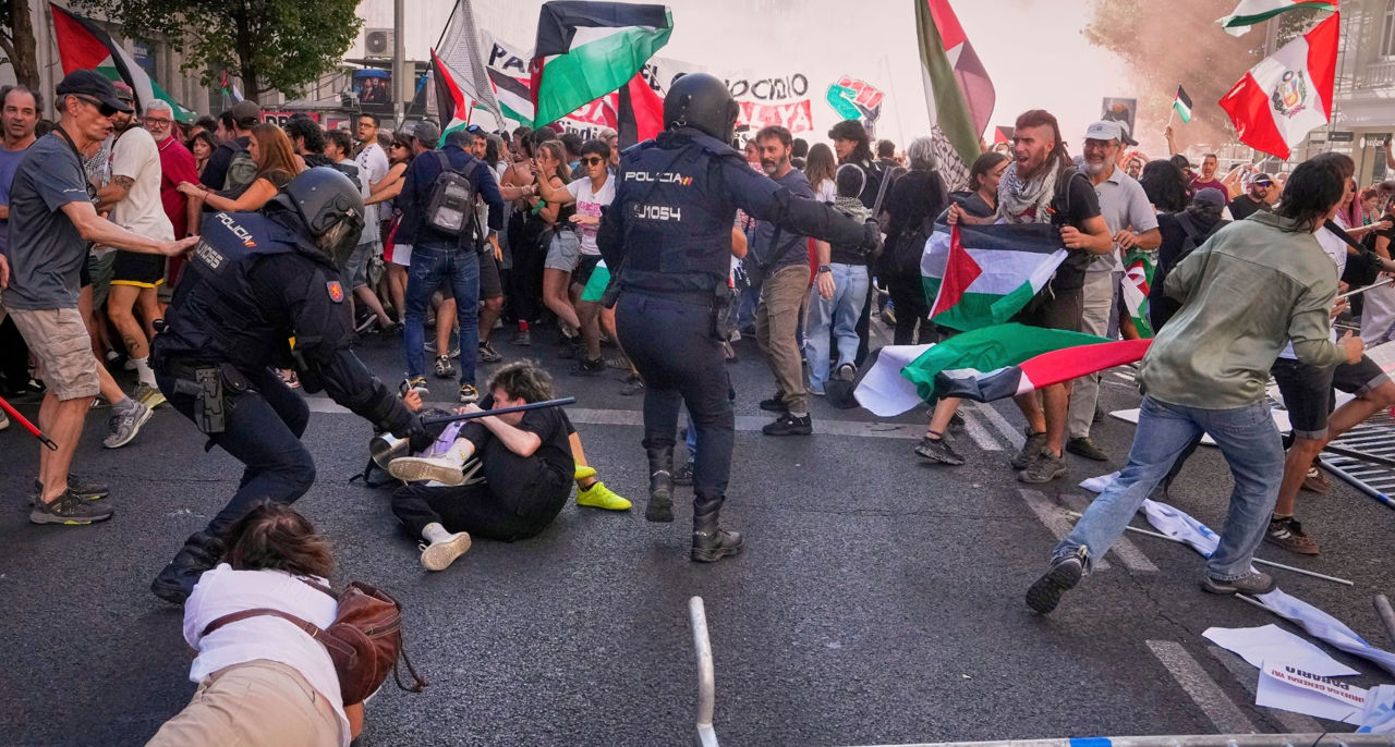 Из-за пропалестинских протестов в Испании отменен финал велогонки La Vuelta.