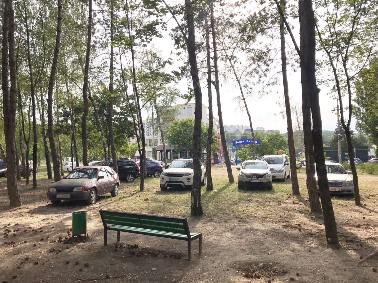 Автомобилисты стали парковаться прямо в парке на Скулянке.