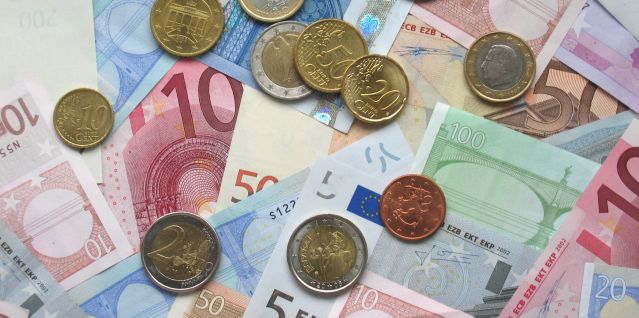 Рост евро выше 51 руб. объясняется повышением европейской валюты на Forex.  Фото: metronews.ru