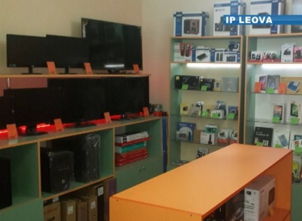Au intrat intr-un magazin de calculatoare din orasul Leova si au iesit cu 9 laptopuri. Foto: protv.md
