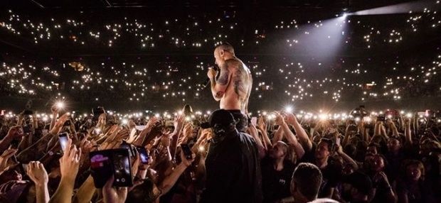 Solistul de la Linkin Park s-a spânzurat cu o curea.