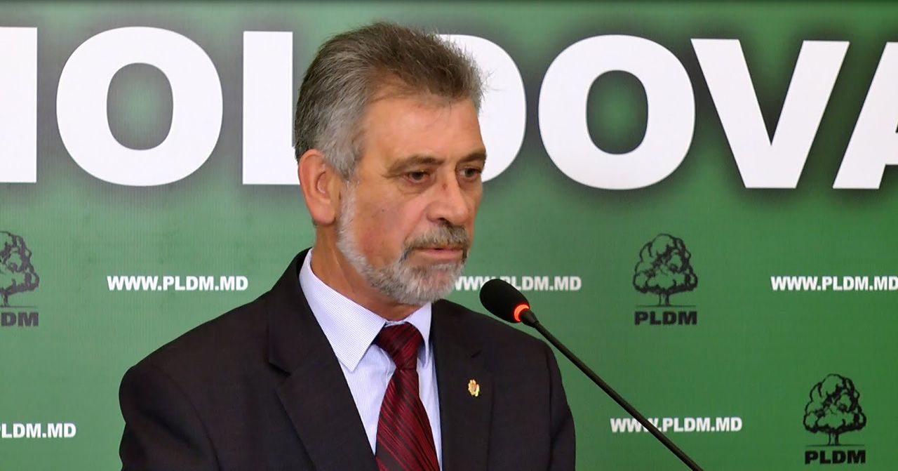 Deliu spune că „mai bine să mori în picioare decât să trăiești în genunchi”.