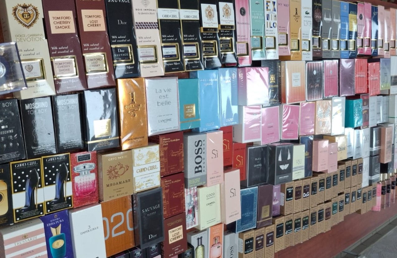 Un lot de parfumuri de contrabandă, descoperite la vamă: Marfa a fost confiscată.