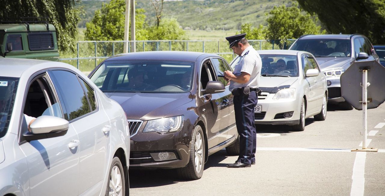 A vrut să treacă vama cu 15 litri de coniac. Un moldovean, reținut